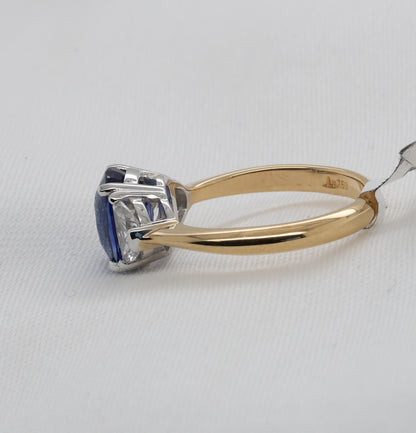Blauer Saphir (2.51ct, Royal Blue) Ring in 18 Karat Gold mit Diamanten