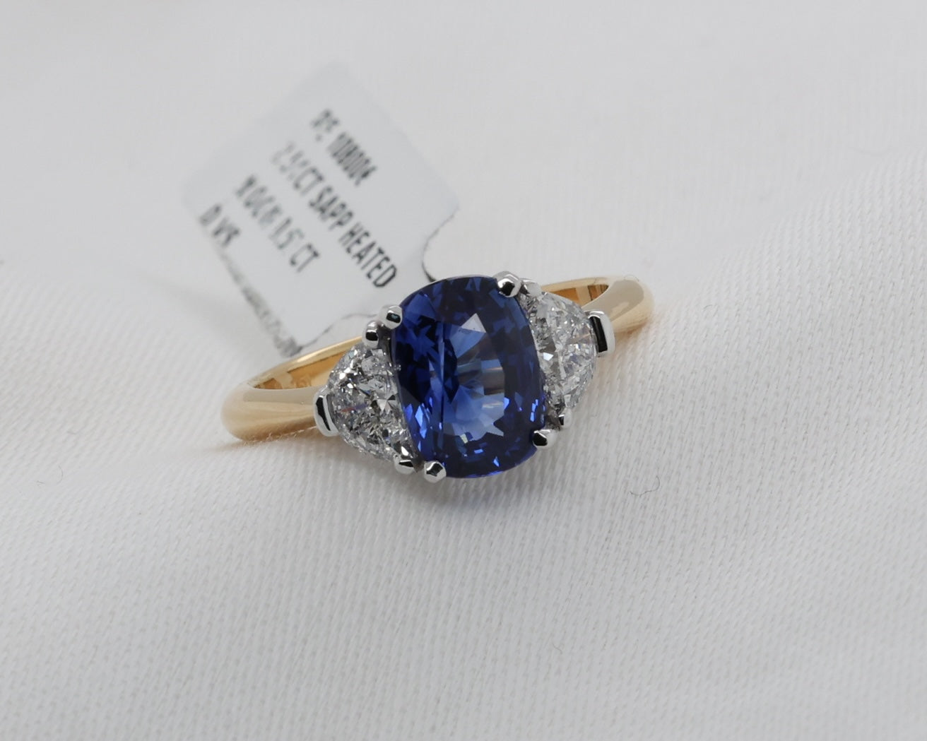Blauer Saphir (2.51ct, Royal Blue) Ring in 18 Karat Gold mit Diamanten