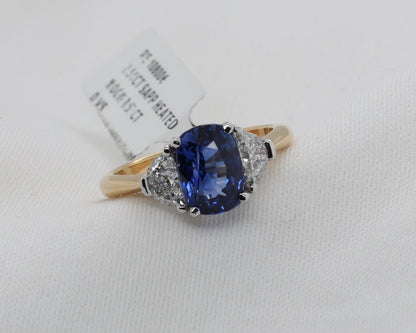 Blauer Saphir (2.51ct, Royal Blue) Ring in 18 Karat Gold mit Diamanten