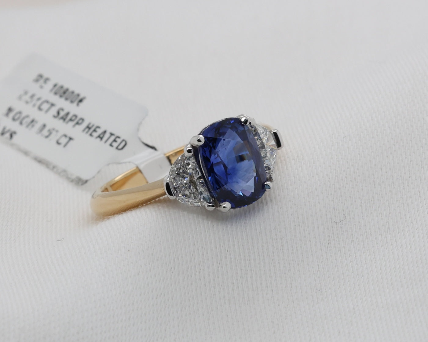 Blauer Saphir (2.51ct, Royal Blue) Ring in 18 Karat Gold mit Diamanten