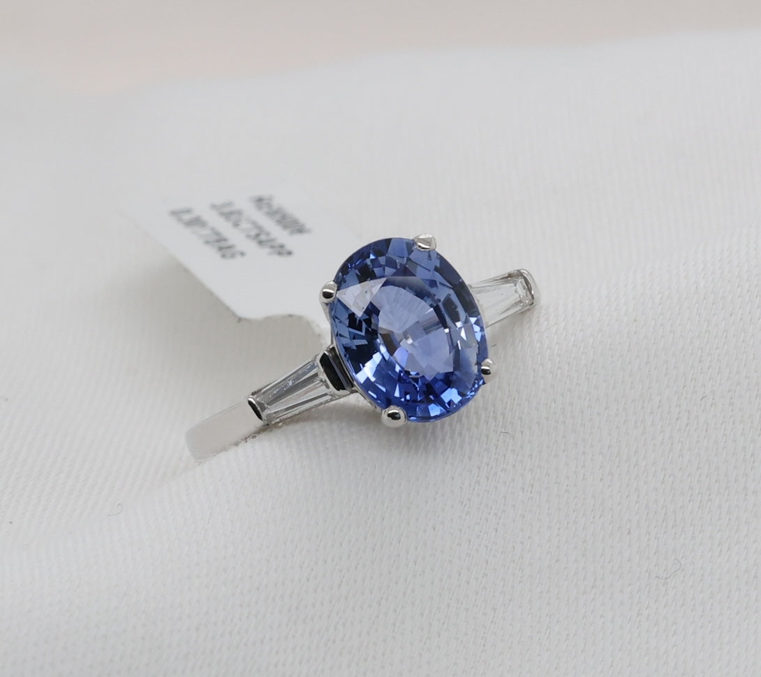 Blauer Saphir Ring in 18 Karat Weißgold mit Diamanten