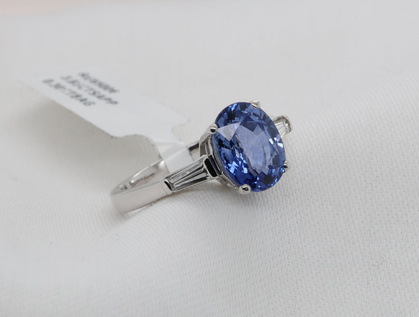 Blauer Saphir Ring in 18 Karat Weißgold mit Diamanten