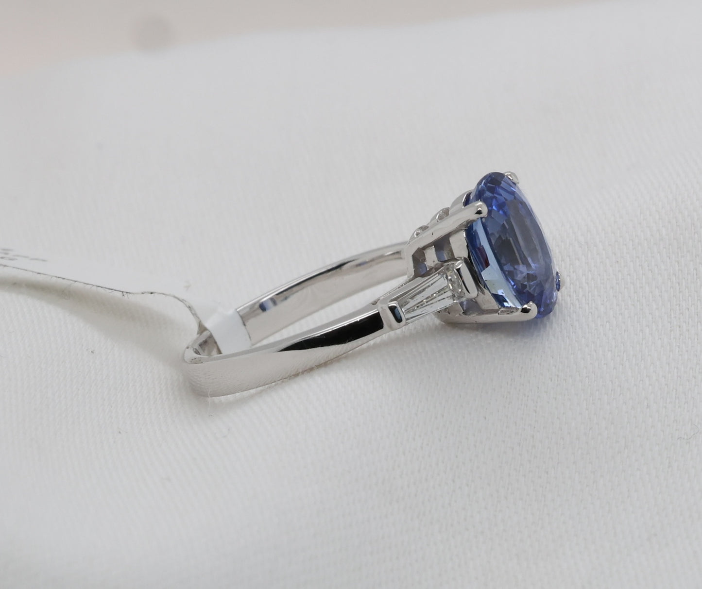 Blauer Saphir Ring in 18 Karat Weißgold mit Diamanten