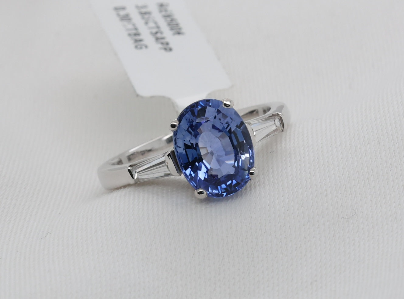 Blauer Saphir Ring in 18 Karat Weißgold mit Diamanten