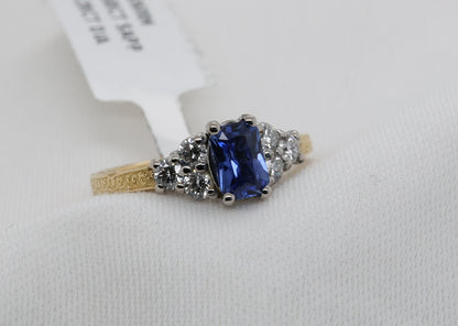 Blauer Saphir (0.68ct, Intense Royal Blue) Ring in 18 Karat Gold mit Diamanten