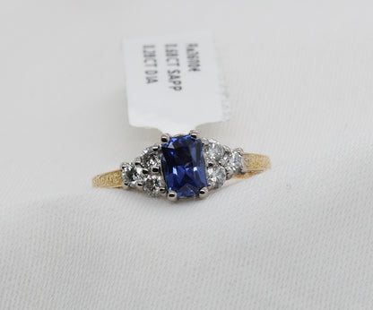 Blauer Saphir (0.68ct, Intense Royal Blue) Ring in 18 Karat Gold mit Diamanten