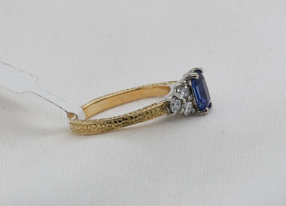 Blauer Saphir (0.68ct, Intense Royal Blue) Ring in 18 Karat Gold mit Diamanten