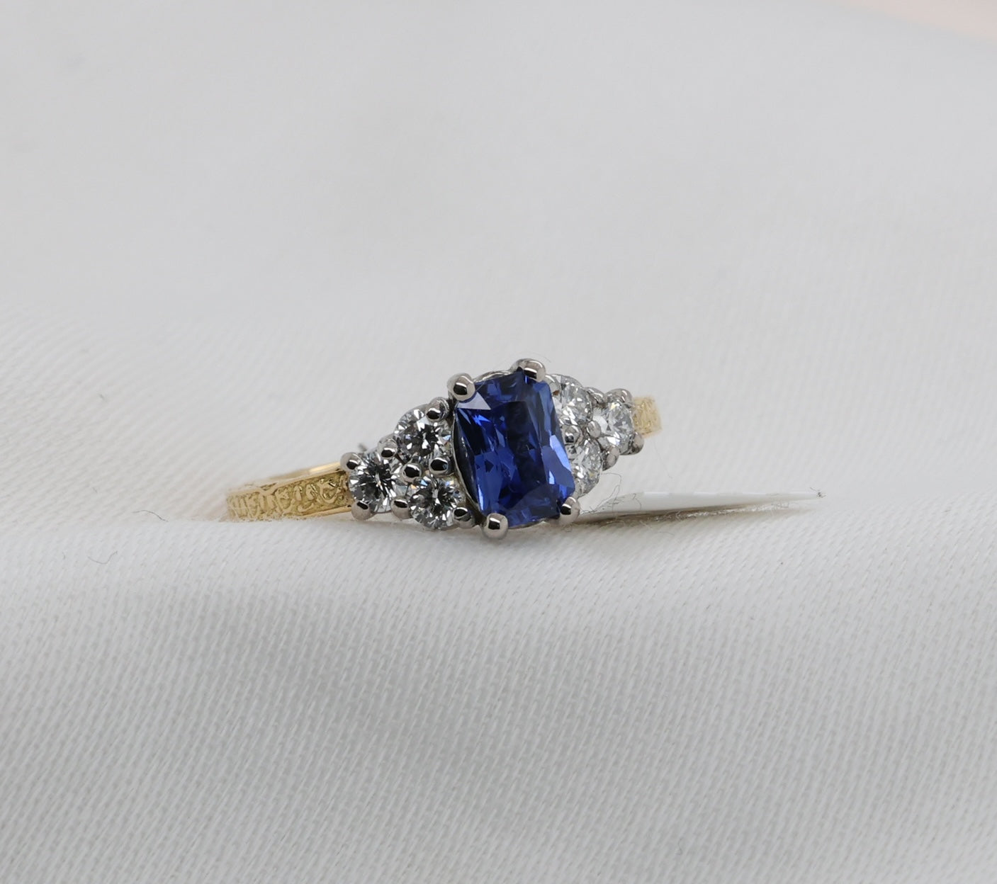 Blauer Saphir (0.68ct, Intense Royal Blue) Ring in 18 Karat Gold mit Diamanten