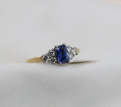 Blauer Saphir (0.68ct, Intense Royal Blue) Ring in 18 Karat Gold mit Diamanten