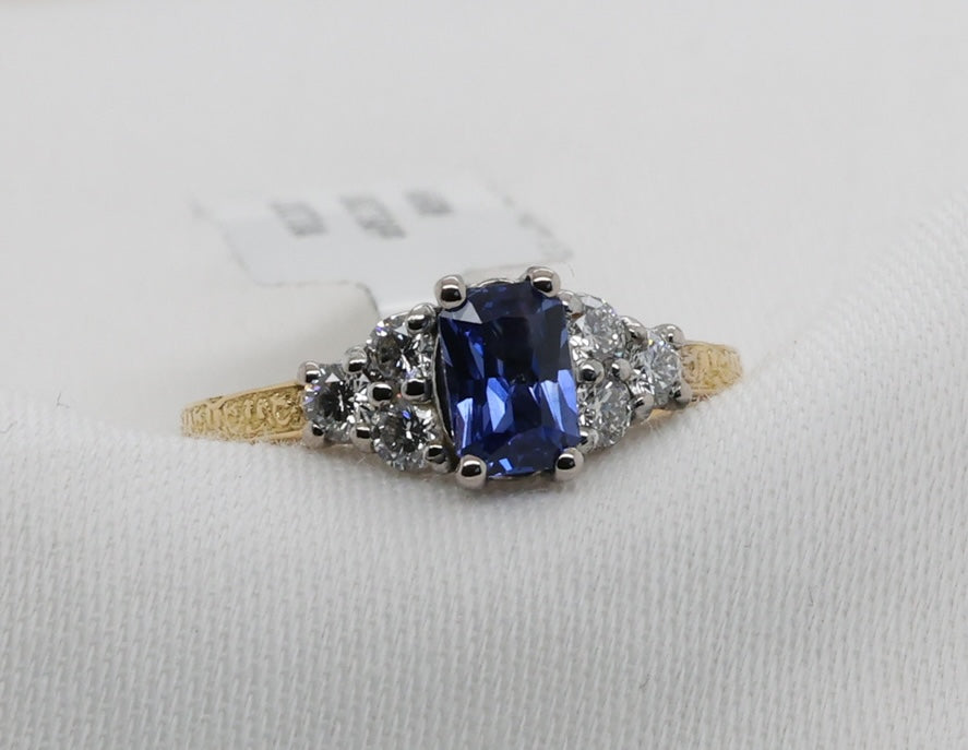 Blauer Saphir (0.68ct, Intense Royal Blue) Ring in 18 Karat Gold mit Diamanten