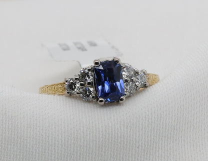 Blauer Saphir (0.68ct, Intense Royal Blue) Ring in 18 Karat Gold mit Diamanten