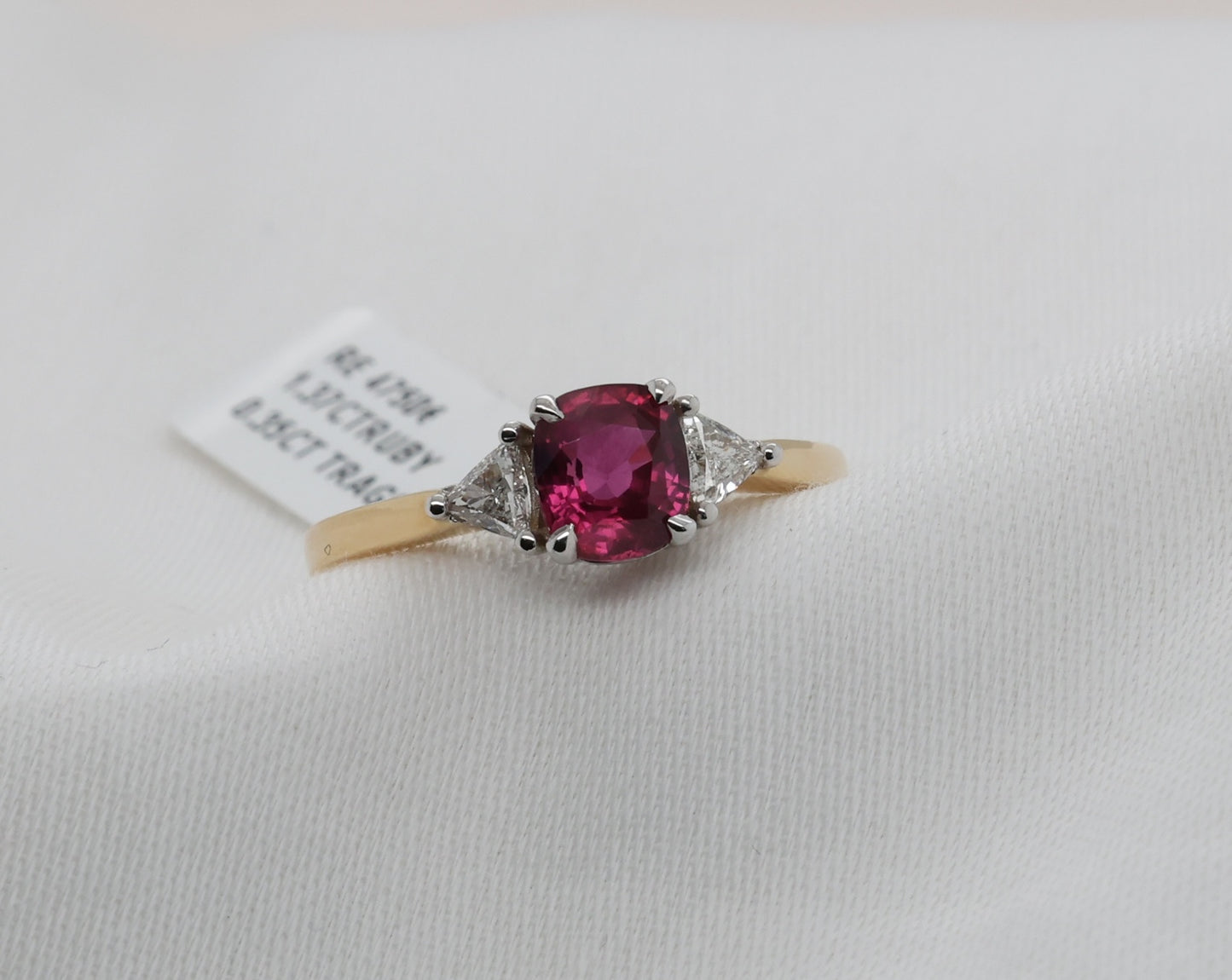 Rubin Ring in 18 Karat Gold mit Diamanten