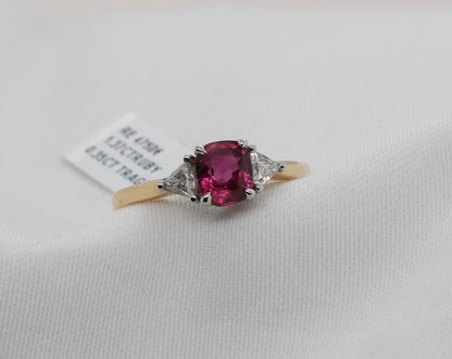 Rubin Ring in 18 Karat Gold mit Diamanten