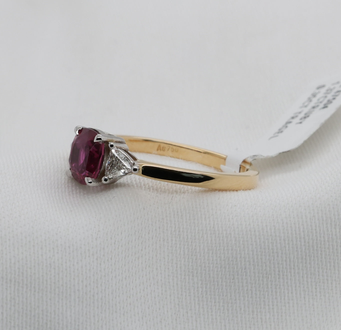 Rubin Ring in 18 Karat Gold mit Diamanten