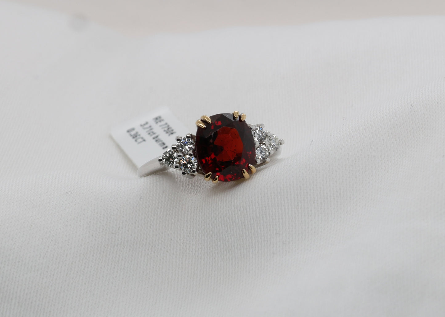 Spinell (3.71ct, Burma) Ring in 18 Karat Weißgold mit Diamanten