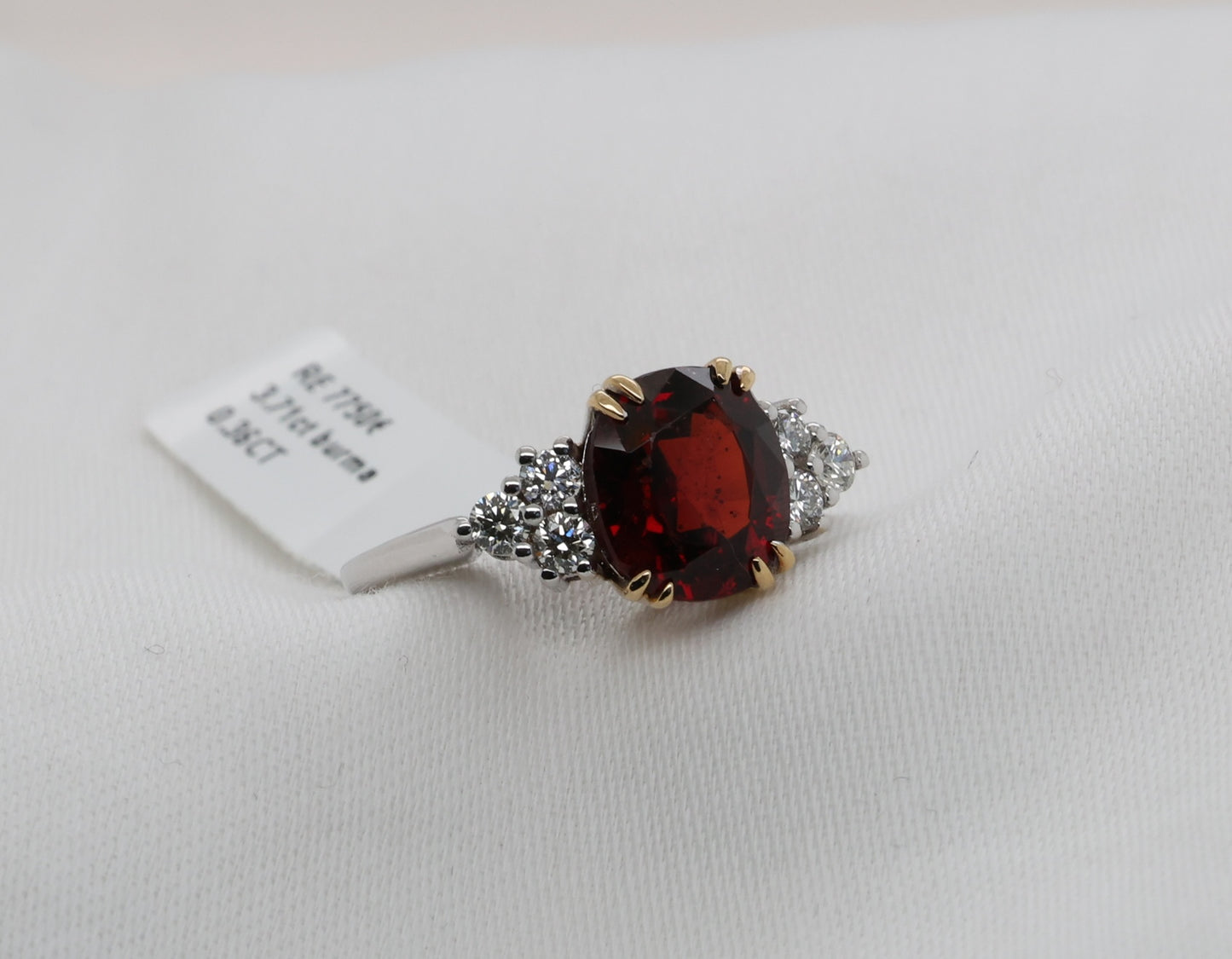 Spinell (3.71ct, Burma) Ring in 18 Karat Weißgold mit Diamanten