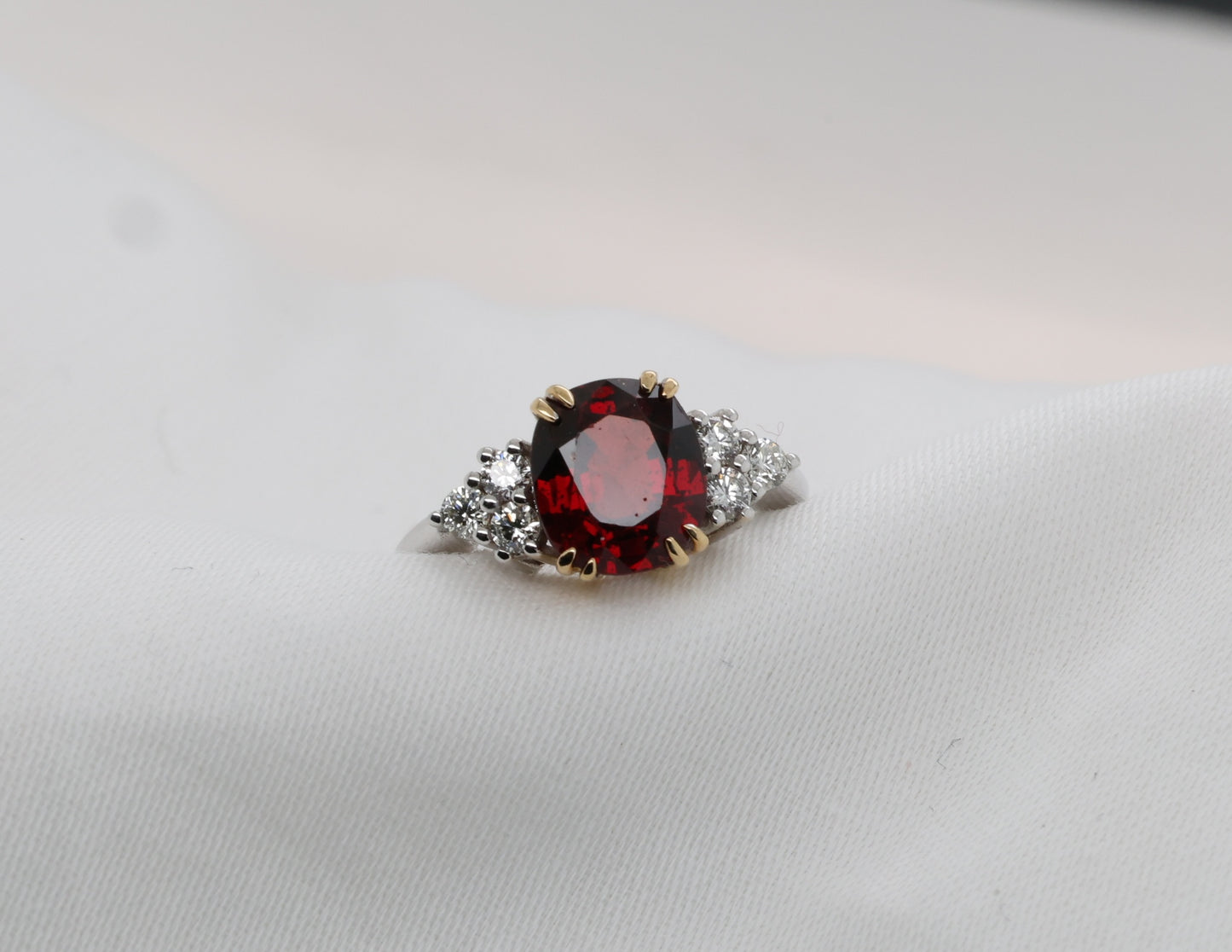 Spinell (3.71ct, Burma) Ring in 18 Karat Weißgold mit Diamanten