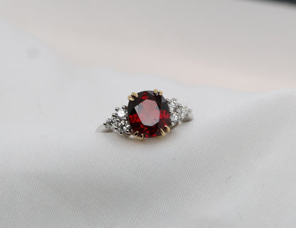 Spinell (3.71ct, Burma) Ring in 18 Karat Weißgold mit Diamanten