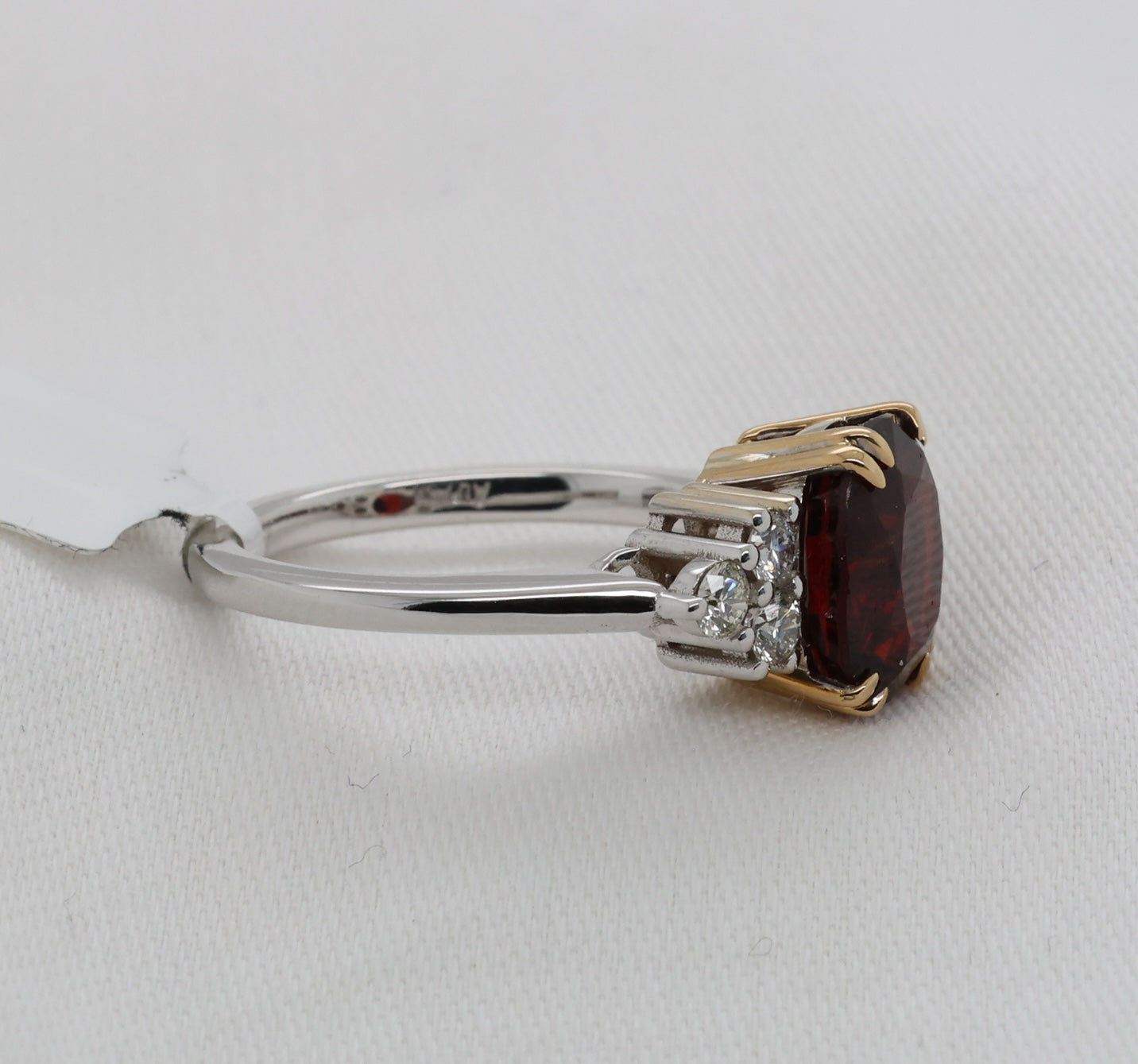 Spinell (3.71ct, Burma) Ring in 18 Karat Weißgold mit Diamanten