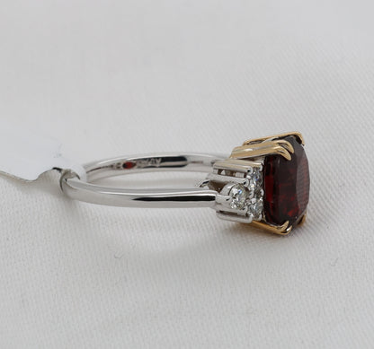 Spinell (3.71ct, Burma) Ring in 18 Karat Weißgold mit Diamanten