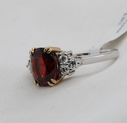 Spinell (3.71ct, Burma) Ring in 18 Karat Weißgold mit Diamanten