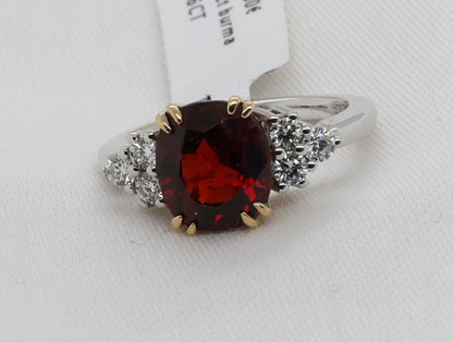 Spinell (3.71ct, Burma) Ring in 18 Karat Weißgold mit Diamanten