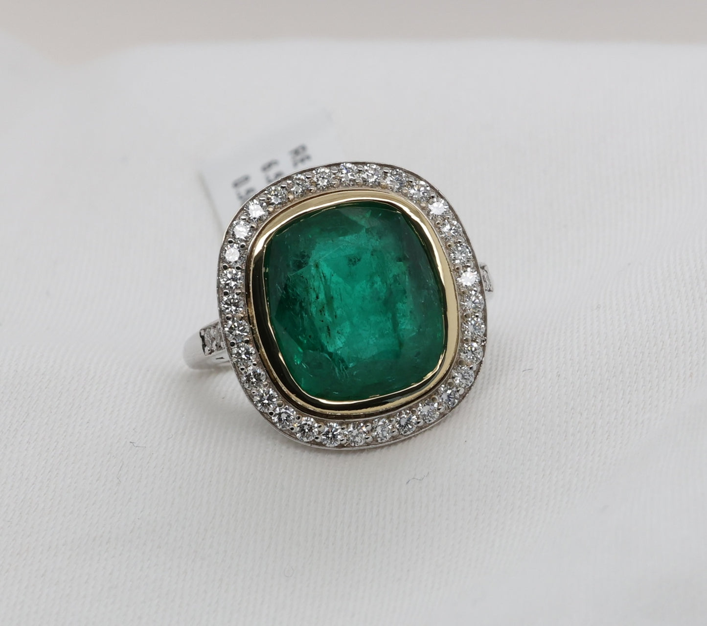 Smaragd (6.53ct) Ring in 18 Karat Gold mit Diamanten