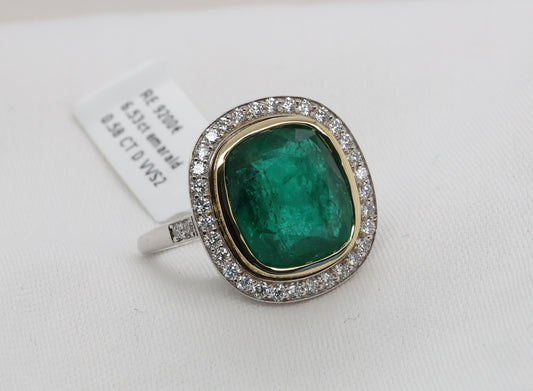 Smaragd (6.53ct) Ring in 18 Karat Gold mit Diamanten