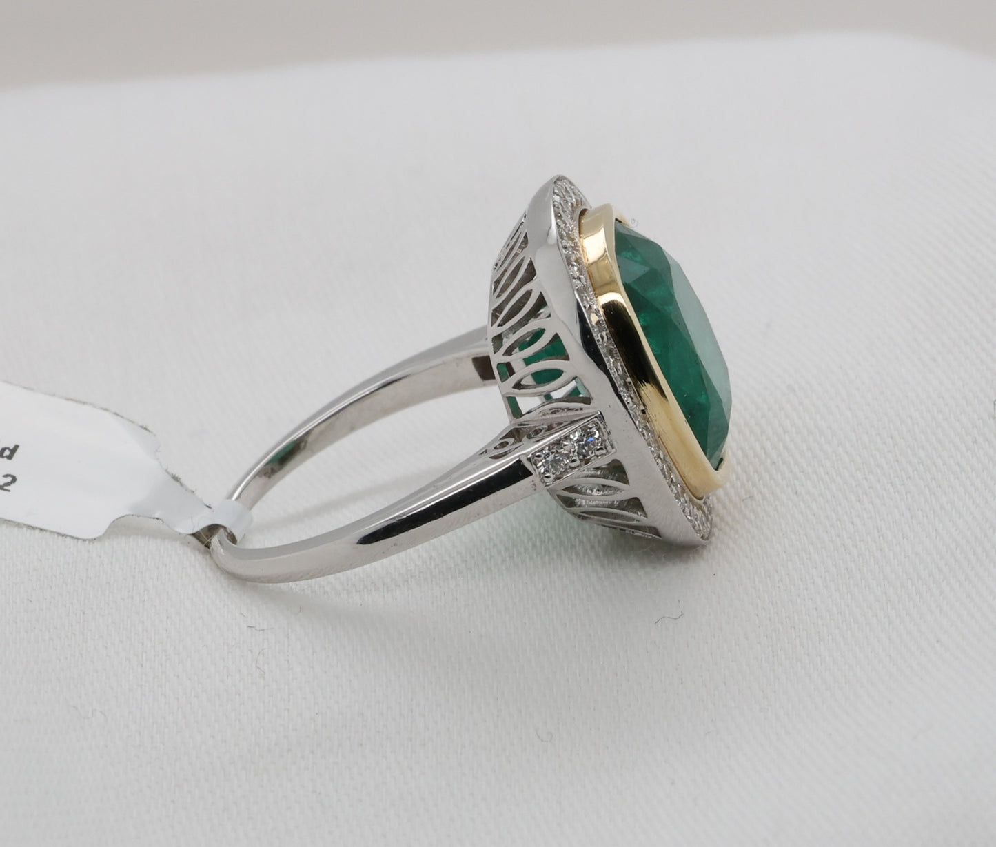 Smaragd (6.53ct) Ring in 18 Karat Gold mit Diamanten