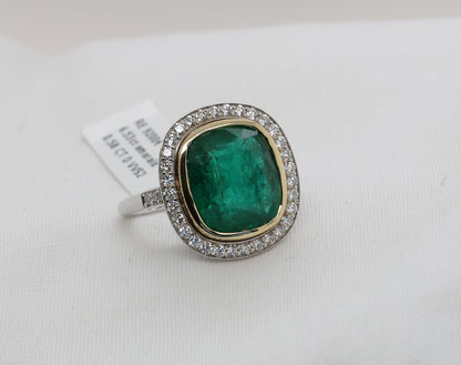Smaragd (6.53ct) Ring in 18 Karat Gold mit Diamanten