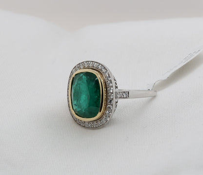 Smaragd (6.53ct) Ring in 18 Karat Gold mit Diamanten