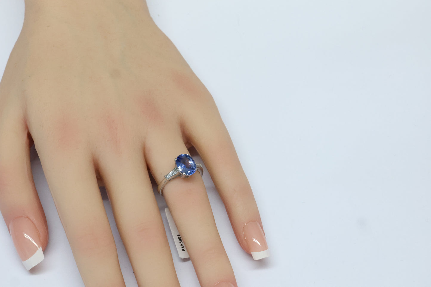 Blauer Saphir Ring in 18 Karat Weißgold mit Diamanten