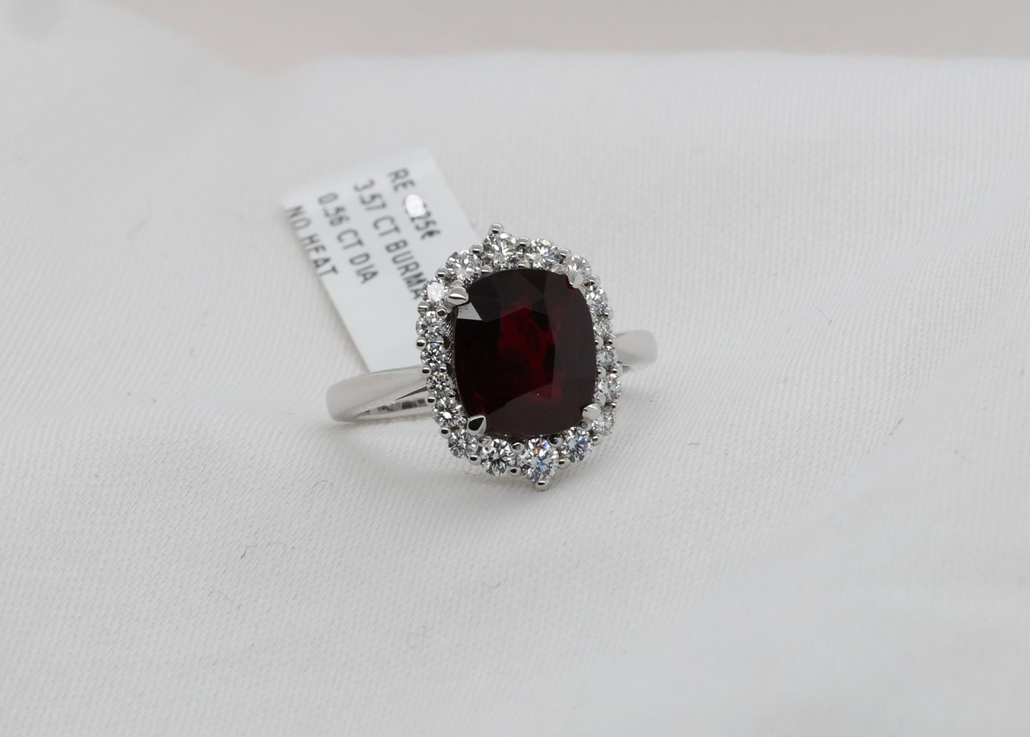 Ruby ring (3.57ct, Burma) in 18 Karat Whitegold with diamonds