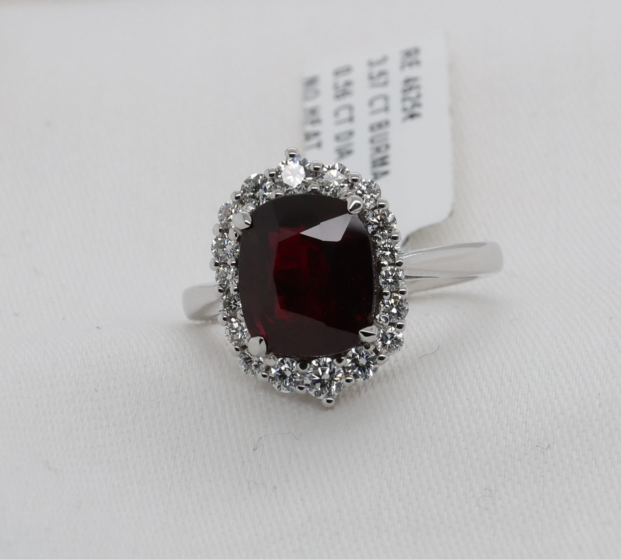Ruby ring (3.57ct, Burma) in 18 Karat Whitegold with diamonds