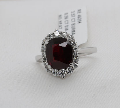 Ruby ring (3.57ct, Burma) in 18 Karat Whitegold with diamonds