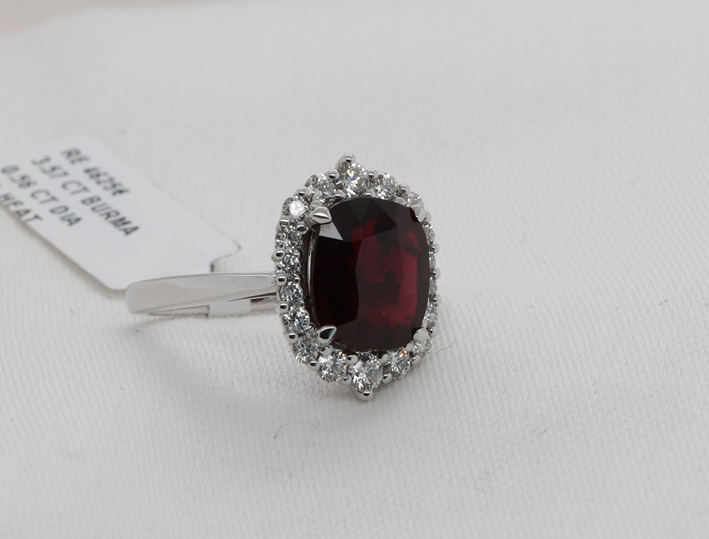 Ruby ring (3.57ct, Burma) in 18 Karat Whitegold with diamonds