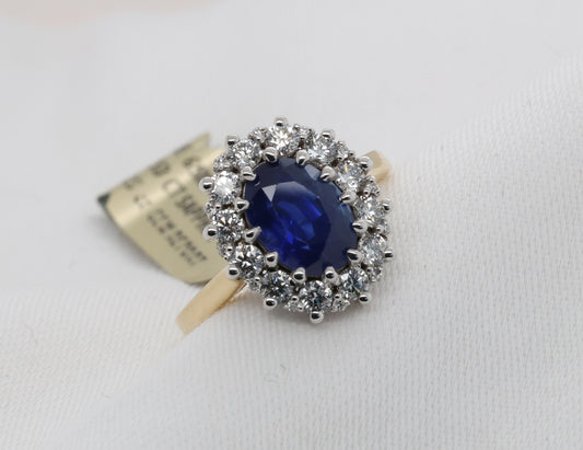 Blauer Saphir (2.5ct, Royal Blue) Ring in 18 Karat Gold mit Diamanten