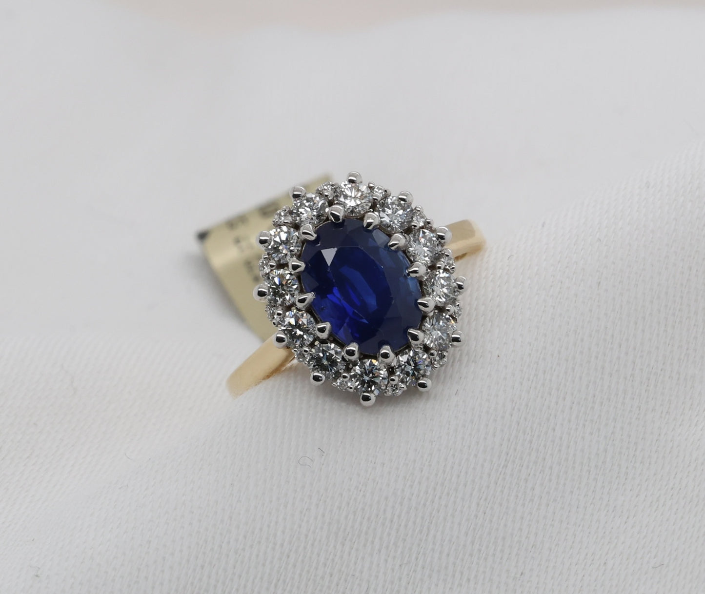 Blauer Saphir (2.5ct, Royal Blue) Ring in 18K/750er Gold mit Diamanten