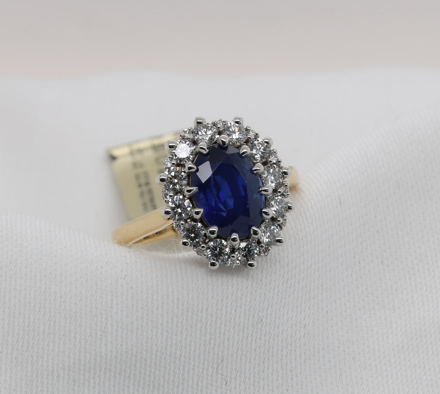 Blauer Saphir (2.5ct, Royal Blue) Ring in 18K/750er Gold mit Diamanten