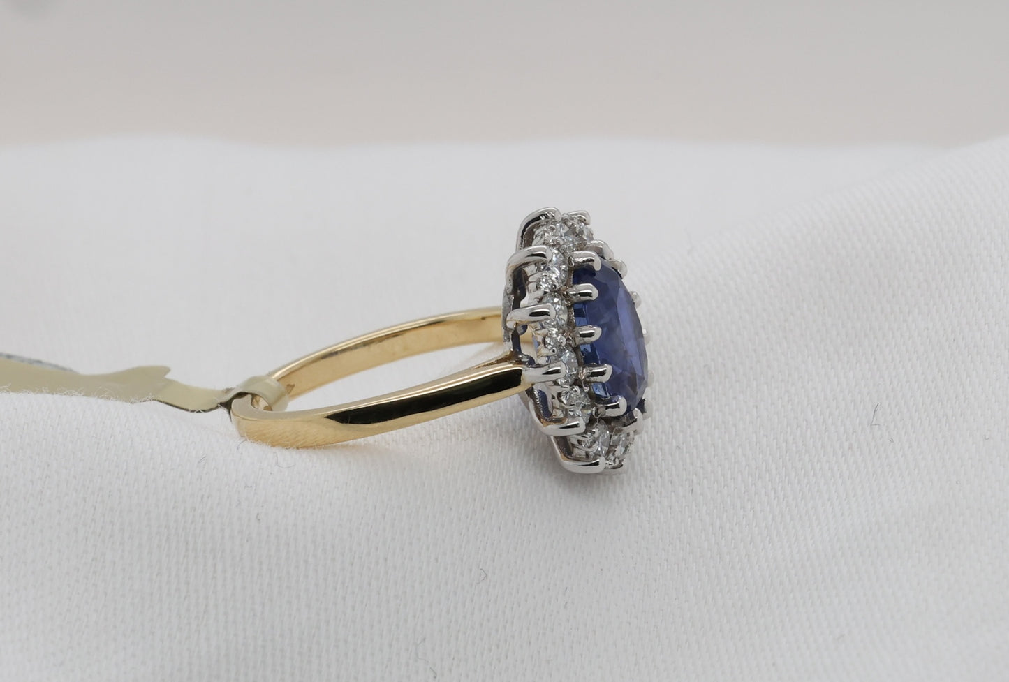 Blauer Saphir (2.5ct, Royal Blue) Ring in 18K/750er Gold mit Diamanten
