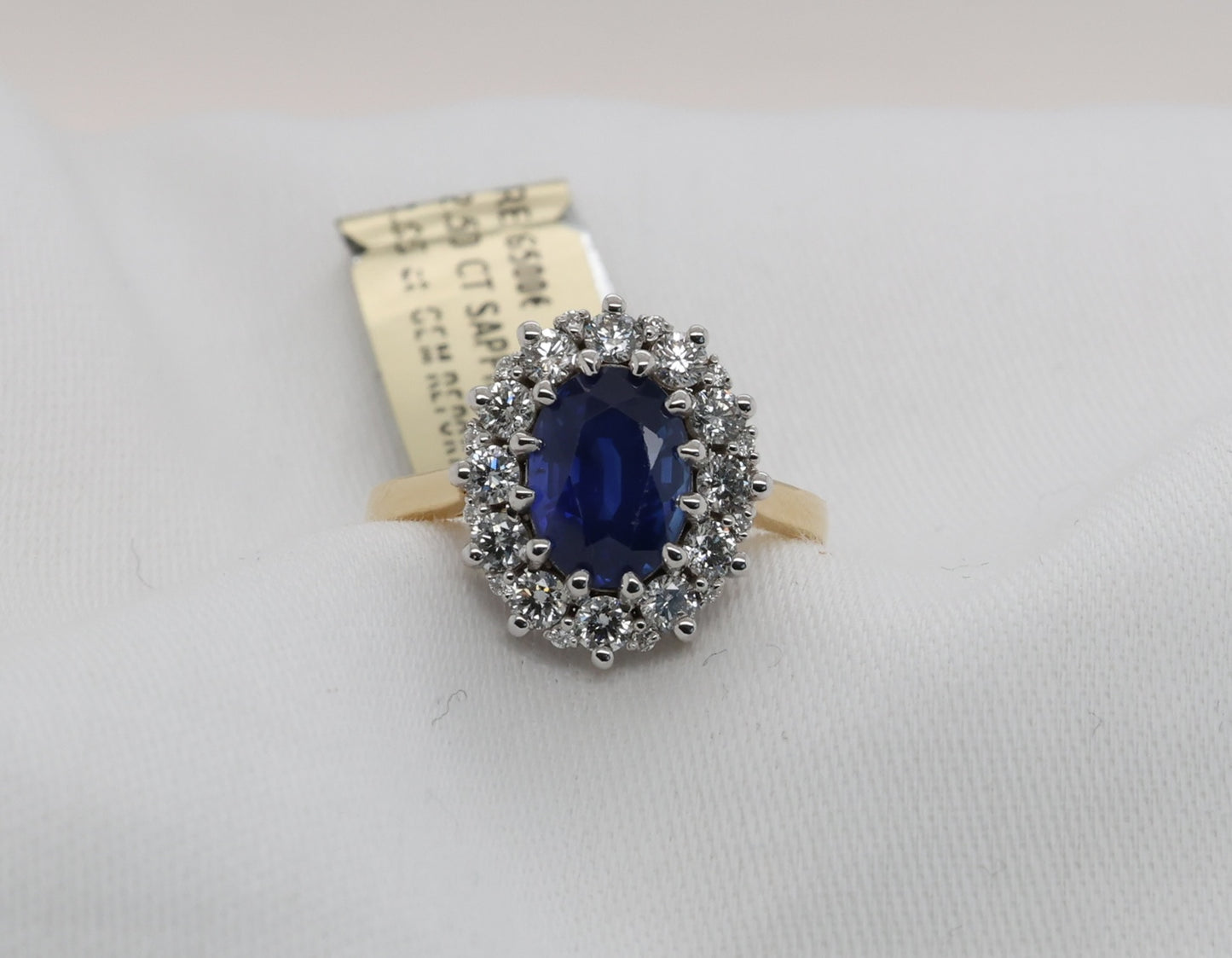 Blauer Saphir (2.5ct, Royal Blue) Ring in 18K/750er Gold mit Diamanten