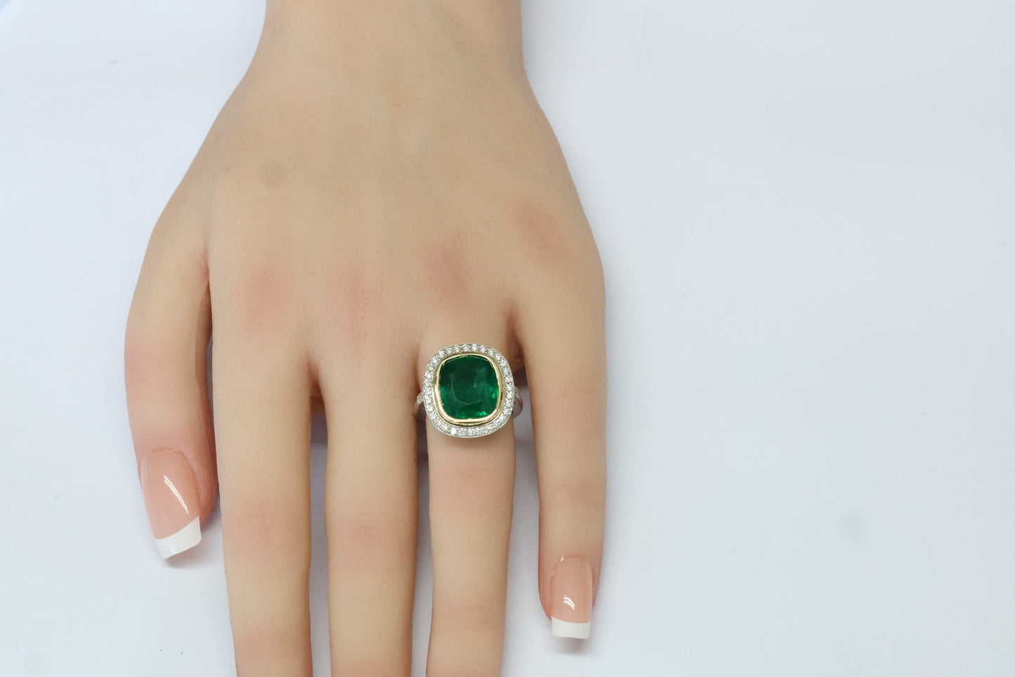 Smaragd (6.53ct) Ring in 18 Karat Gold mit Diamanten