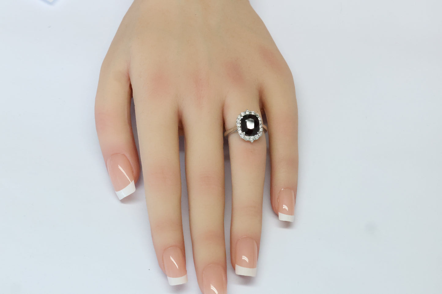 Ruby ring (3.57ct, Burma) in 18 Karat Whitegold with diamonds