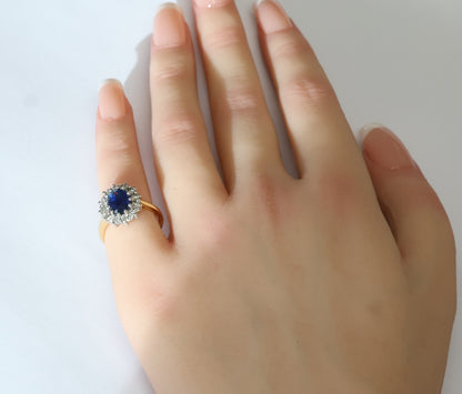Blauer Saphir (2.5ct, Royal Blue) Ring in 18K/750er Gold mit Diamanten