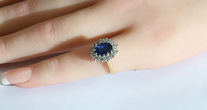 Blauer Saphir (2.5ct, Royal Blue) Ring in 18K/750er Gold mit Diamanten