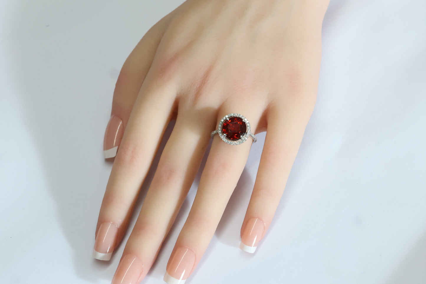 Roter Granat Ring in 18 Karat Weißgold mit Diamanten