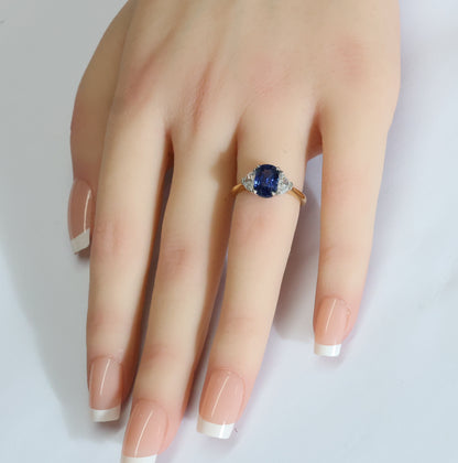 Blauer Saphir (2.51ct, Royal Blue) Ring in 18 Karat Gold mit Diamanten