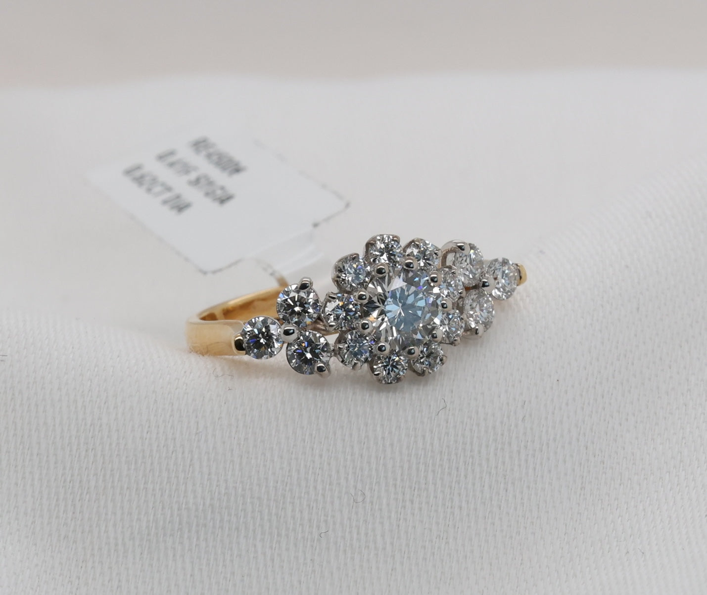 Diamond ring (GIA) in 18 Karat Gold with diamonds