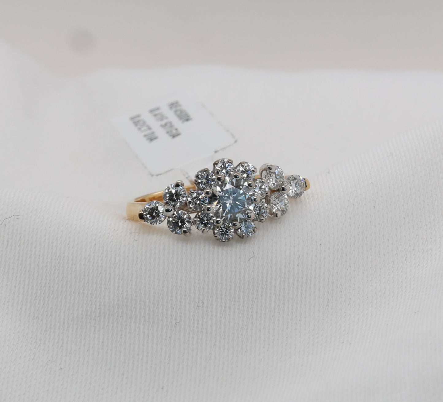 Diamond ring (GIA) in 18 Karat Gold with diamonds