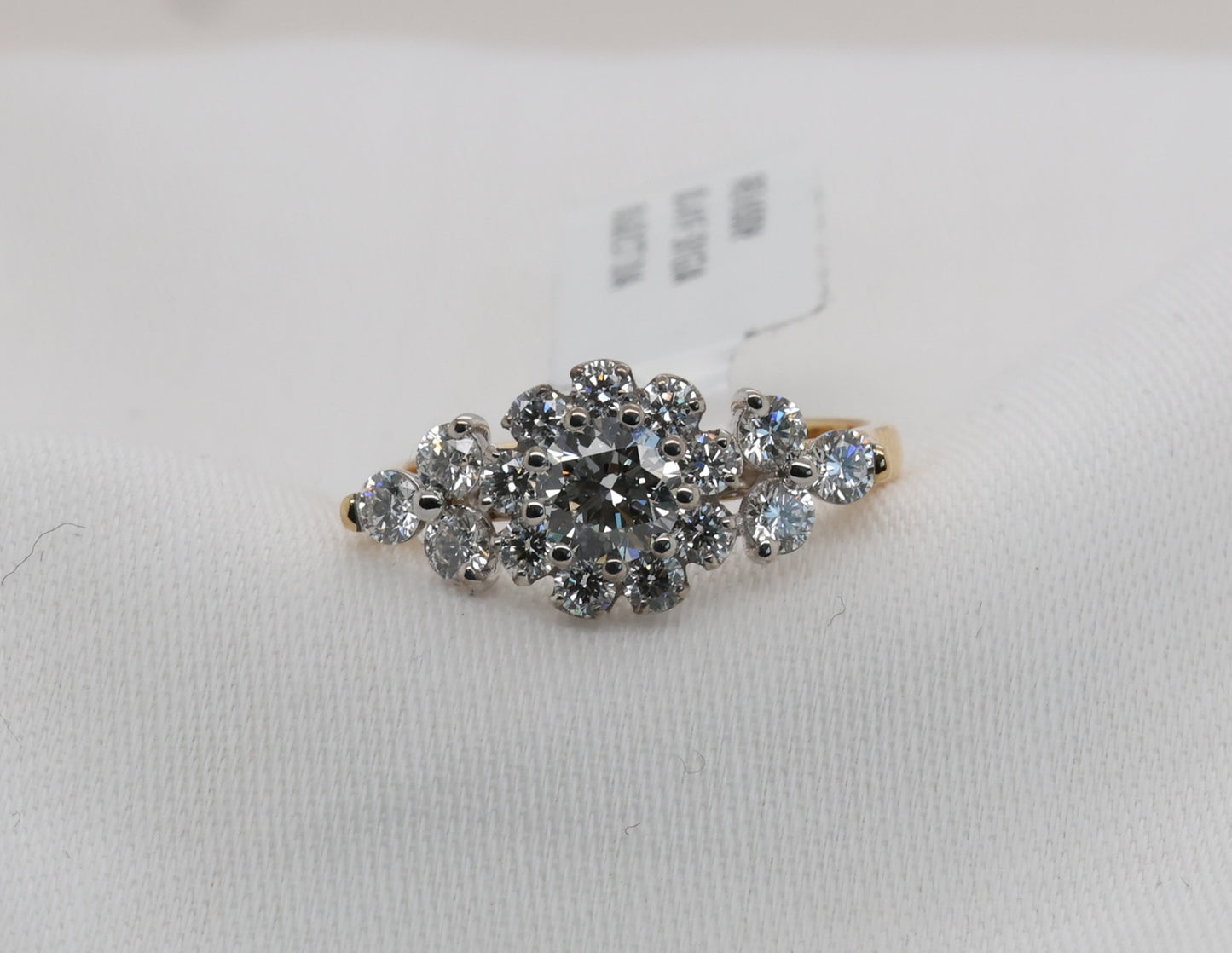 Diamond ring (GIA) in 18 Karat Gold with diamonds